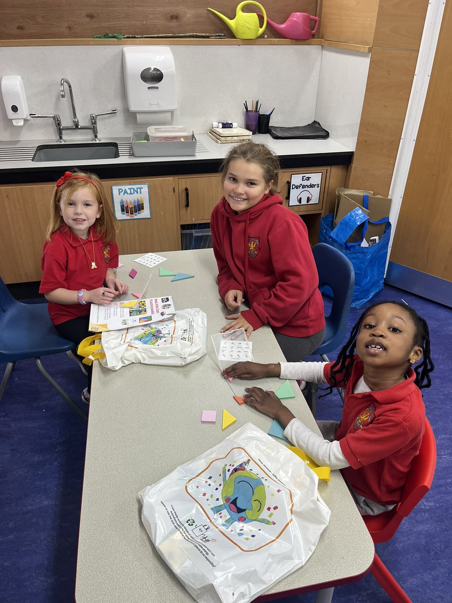 MidCalder_PS's tweet image. P6/7 loved giving P2 their book bags to celebrate #BookWeekScotland! They enjoyed reading the stories and playing the games. @scottishbktrust @wl_literacy #MCPSP67 #MCPSP2