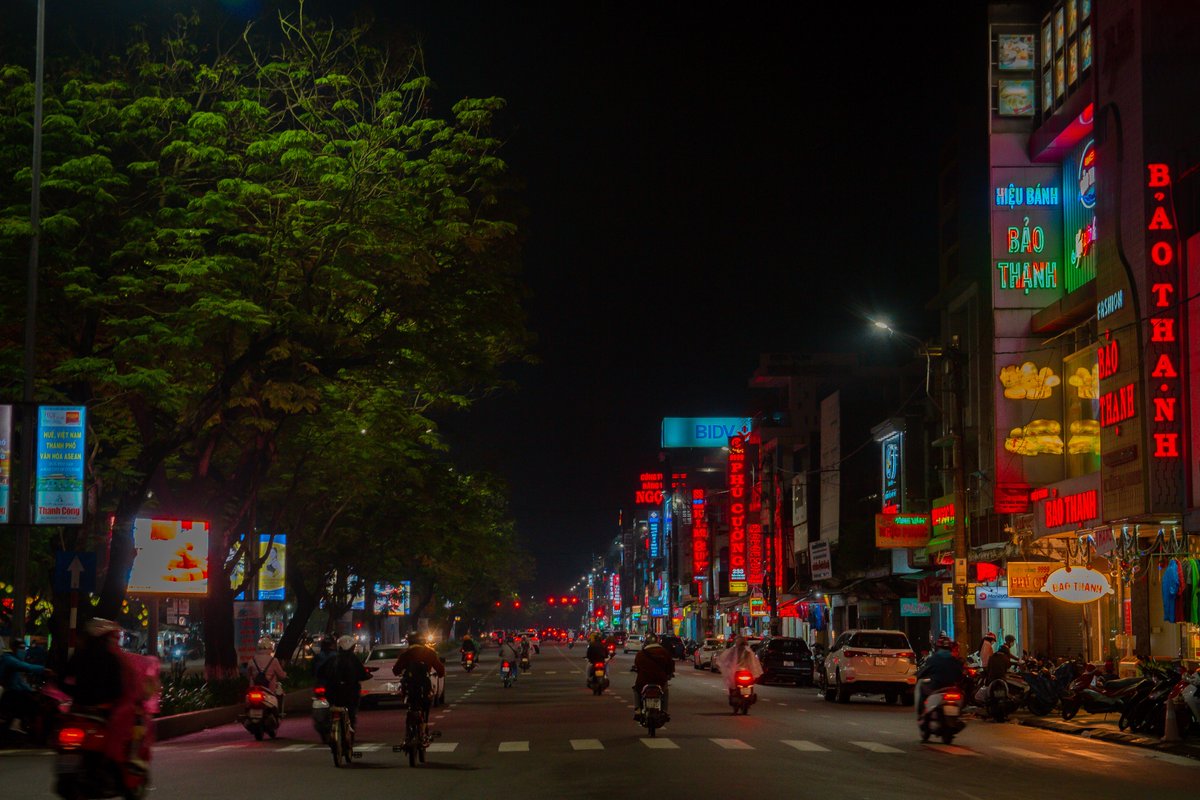 VanTaiDuong's tweet photo. Phố lên đèn, em lên đồ https://t.co/rmDwuSlSVD