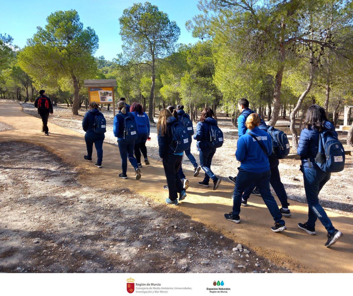 SierraLaPilaPR's tweet photo. El #ServicioDeInformación realiza una visita guiada a los alumnos y futuros monitores y guías del "PMEF-MY Fortuna con el tiempo libre".

Descubrieron los valores del Parque y adquirieron nuevas destrezas y conocimientos para guiar a grupos 👌

#SEFCARM #Fortuna #SierraDeLaPila https://t.co/co6ebpgIl3