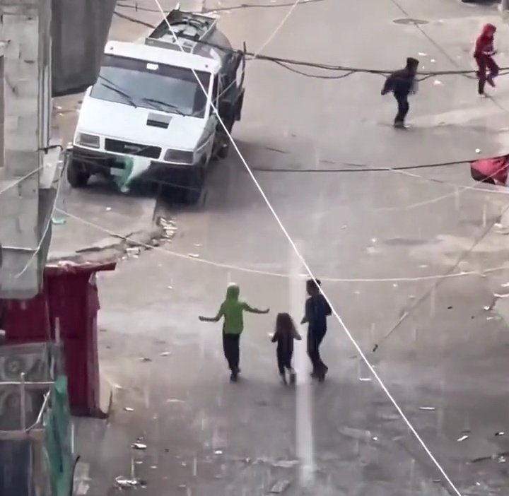 منعوهم من المياه فــسقاهم ربهم أضعافها حتى رأينا أطفال ترقص تحتها 🇵🇸❤

صباح الخير 🥰!