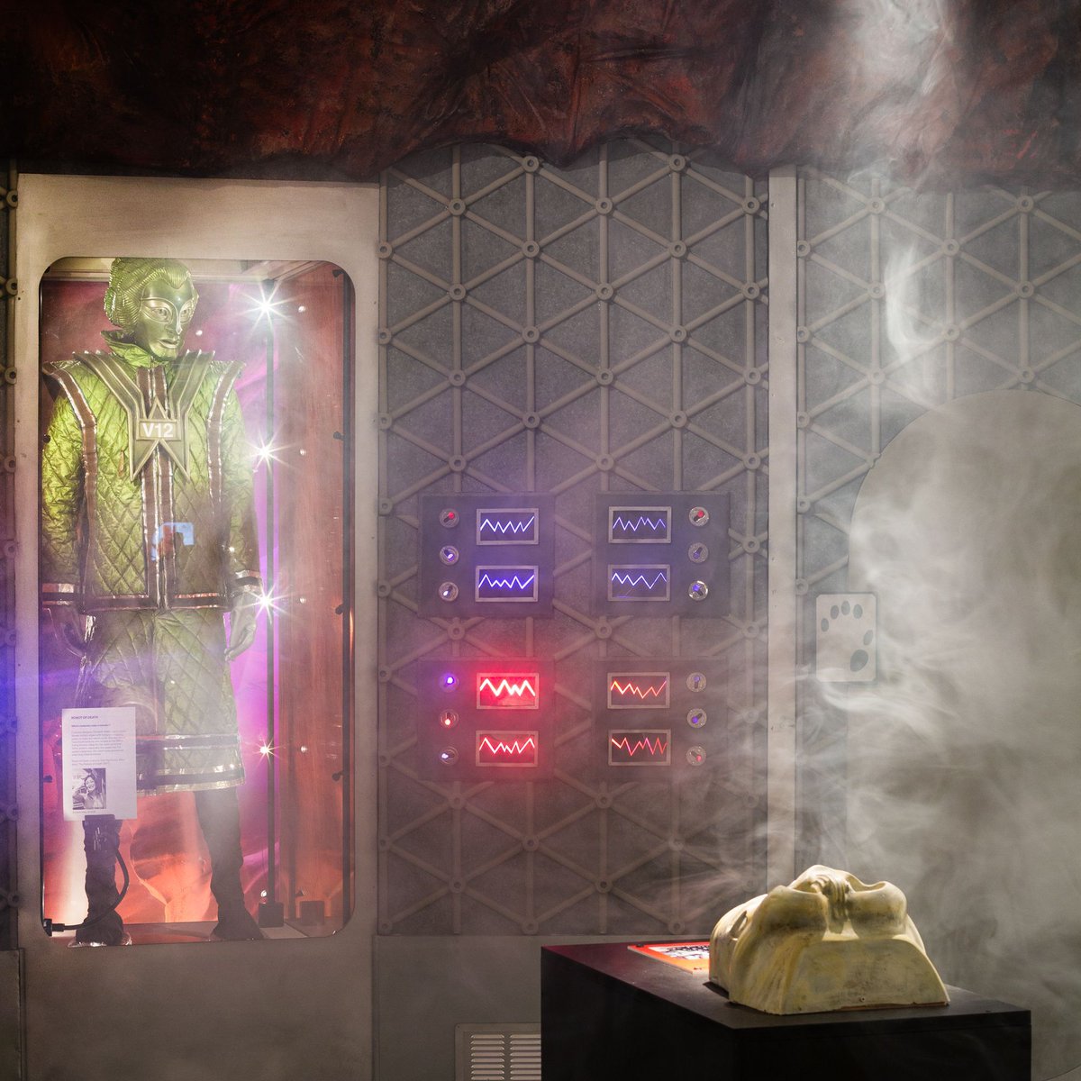 jaynelloyd's tweet image. I spent Halloween photographing monsters at Gunnersbury Park Museum (@Gunnersbury1)... what a great job! 

See some of the images of their latest exhibition 'Set to Stun' on my blog: buff.ly/3Qxyo4y &amp;amp; find out more about it on their site: buff.ly/478uyG3