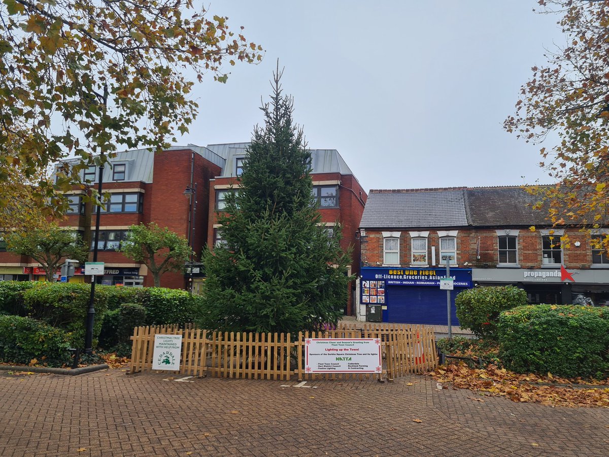 🌲 The Christmas Tree has arrived🌲 Thank you to: <a href="/NattaBuilding/">Natta Building Co.</a> for sponsoring this year’s Tree, <a href="/cedardaletrees/">Cedardale</a> and Paul of Buckland Farming &amp; Contracting for kindly undertaking the installation and lastly <a href="/HartCouncil/">Hart District Council</a> for allowing the tree pride of place in the square!