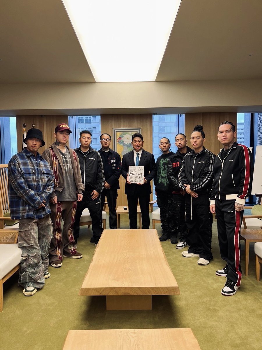 badhop_official's tweet photo. 先日ご縁があり、BAD HOPメンバー全員で完成したばかりの川崎市役所の新本庁舎を訪問して川崎市長である福田市長と対談させて頂きました🙏✨

来年2月19日の東京ドーム解散ライブにもお越し頂けるとの事でした‼️

川崎市長も観に来るライブ😎
購入はこちら👇
https://t.co/hPpoKCAy4C https://t.co/FbeiS6Z4w6