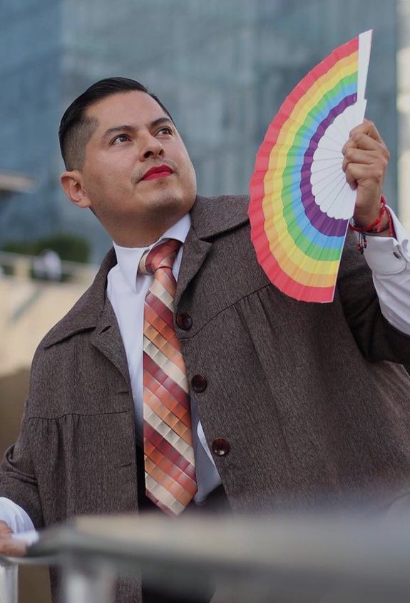 eduardomenoni's tweet photo. “Le magistrade” murió en un crimen pasional gay, el mismo que promocionó la infancia ‘trans’ y la ‘homofobia heteropatriarcal’ murió en un crimen LGBTIQ+. Se mataron entre él y su pareja, demostrando que necesitaba ayuda psicológica urgente. El lobby LGBT intenta ocultar esto. https://t.co/JYXjHo9ox1