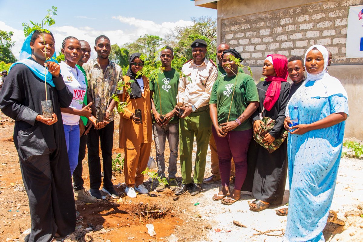 CboVisionary's tweet image. Yesterday we joined Fellow Kenyans on National Tree Planting Day that was held at Kaya Shonda Location, Likoni Sub County. 
Brought about by Presidential concerted efforts in environmental protection to mitigate
#VisionaryCares
#nationaltreeplantingday2023
#ClimateAction