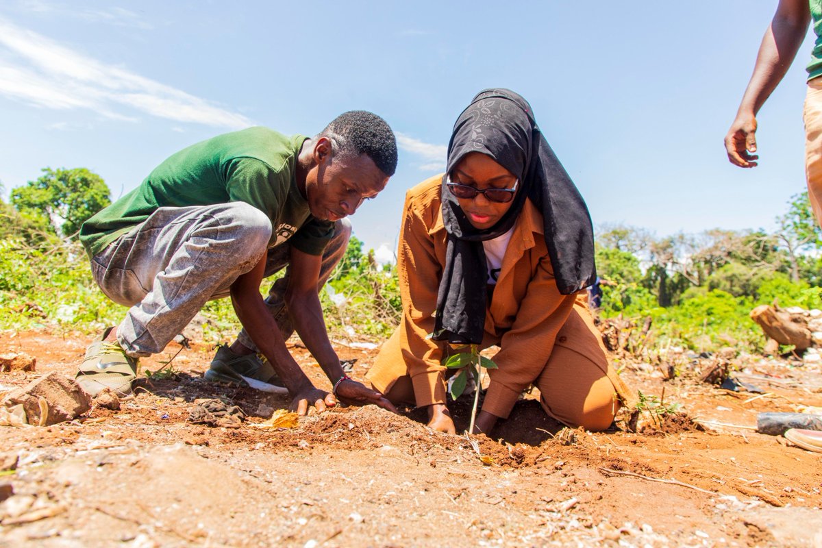 CboVisionary's tweet image. Yesterday we joined Fellow Kenyans on National Tree Planting Day that was held at Kaya Shonda Location, Likoni Sub County. 
Brought about by Presidential concerted efforts in environmental protection to mitigate
#VisionaryCares
#nationaltreeplantingday2023
#ClimateAction