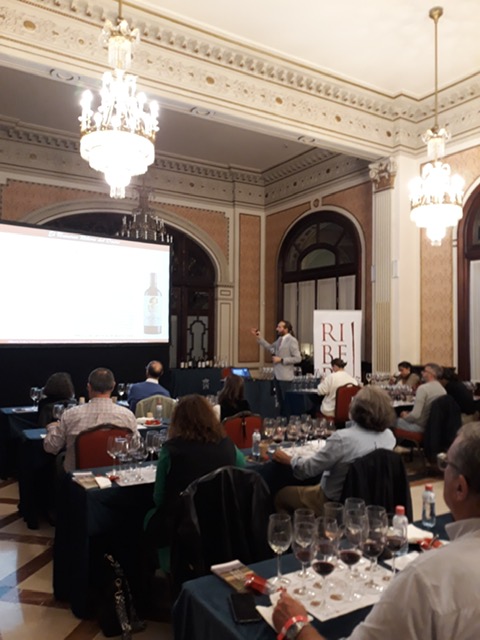 El «Universo Ribera» llega una vez más a <a href="/Verema/">Verema</a>.

Ayer, <a href="/Tobes_aranda/">Tobes</a> estuvo presente en #ExperienciaSevilla, donde impartió una cata magistral sobre las caras de la #RiberadelDuero.