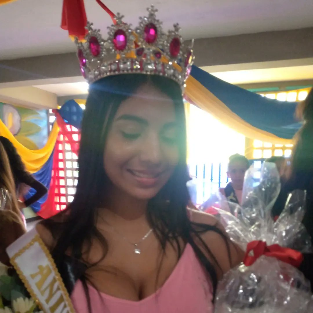 Craetcalberto1's tweet photo. 👸ERIKA FLORES, una escultural y aventajada estudiante de 5to. Año en la especialidad de Turismo fue coronada  REINA del 85 ANIVERSARIO  de la Escuela Técnica Alberto Adriani👏🎂 https://t.co/FP9cT0KZRK