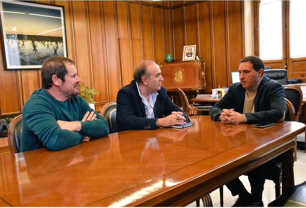 aytsantamariall's tweet photo. El Ayuntamiento de Santa María de los Llanos va a invertir más de 100.000 euros en la renovación de las redes de abastecimiento y el acerado de calles, además, también van a llevar a cabo mejoras en la piscina municipal. https://t.co/WvtsyHtR5s