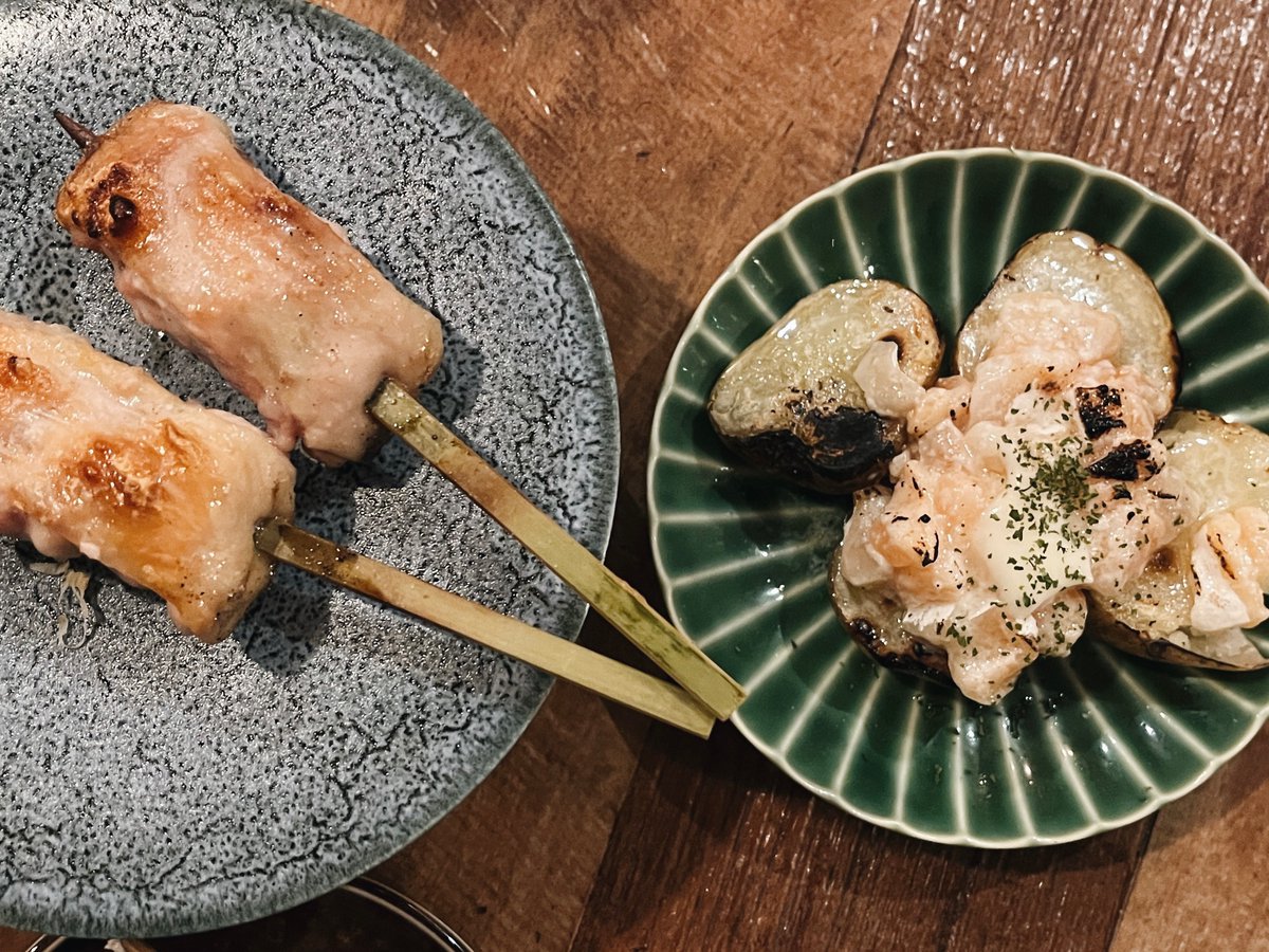 meiku03's tweet photo. 18品3900円の破格コースがいただける、人形町の焼鳥酒場「一天張」へ！あまりのボリュームに後半は戦いになるほど…焼き鳥はもちろん、創作料理とお酒、どれもおいしかったです https://t.co/EBjMXtr11M