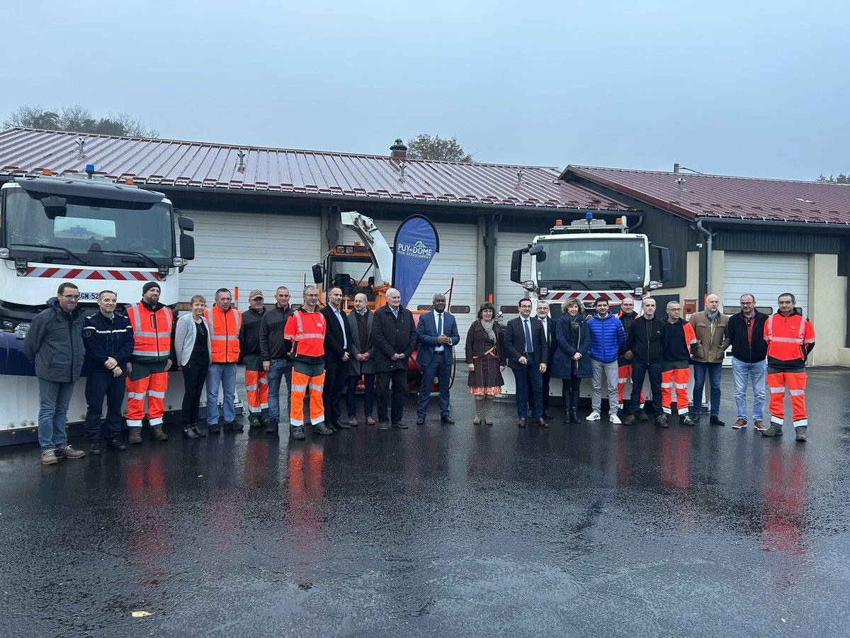 Ce matin le canton d’<a href="/ambert2021/">ambert2021</a> est le centre du <a href="/Departement63/">Puy-de-Dôme, mon Département</a> : le Président <a href="/ChauvinLionel63/">CHAUVIN Lionel</a> présente le Plan De Viabilité Hivernale du Département à Saint-Antheme. En présence du <a href="/prefet63/">Préfète du Puy-de-Dôme</a> de la sous-préfète d’Ambert de <a href="/prunier_v/">prunier</a> , du maire et des services du département.