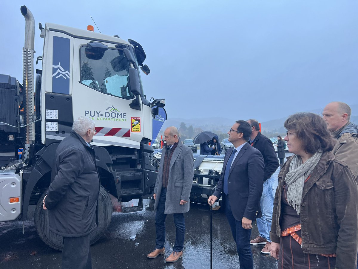 michel_sauvade's tweet photo. Ce matin le canton d’@ambert2021 est le centre du @Departement63 : le Président @ChauvinLionel63 présente le Plan De Viabilité Hivernale du Département à Saint-Antheme. En présence du @prefet63 de la sous-préfète d’Ambert de @prunier_v , du maire et des services du département. https://t.co/gJrgzTpXuo