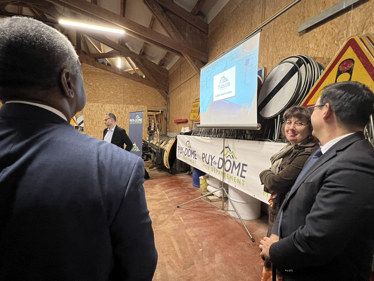 michel_sauvade's tweet photo. Ce matin le canton d’@ambert2021 est le centre du @Departement63 : le Président @ChauvinLionel63 présente le Plan De Viabilité Hivernale du Département à Saint-Antheme. En présence du @prefet63 de la sous-préfète d’Ambert de @prunier_v , du maire et des services du département. https://t.co/gJrgzTpXuo