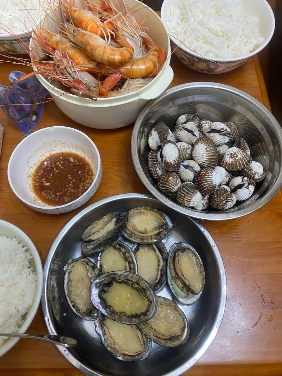 goctorinh's tweet photo. Mọi người đã ăn cơm chưa ạ,nay mình ăn cơm mà thấy thiếu thiếu gì ấy ạ...😊😊
#comtoi #monngon #cheouytin #CHEO https://t.co/vkIYFjgfFE