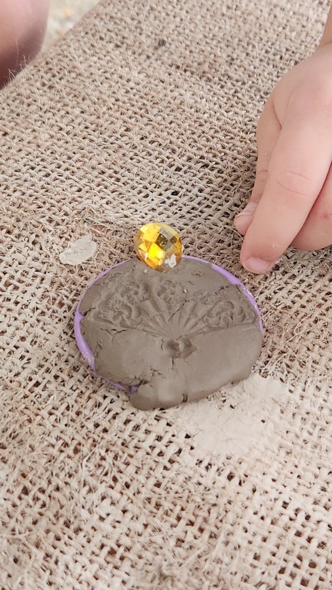 nartee27's tweet photo. Having clay in our provision has opened a world of opportunities. Look at these busy hands making unique pieces. #eyfs #clay #100languages #reggioinspired https://t.co/GHxRBFaVpA