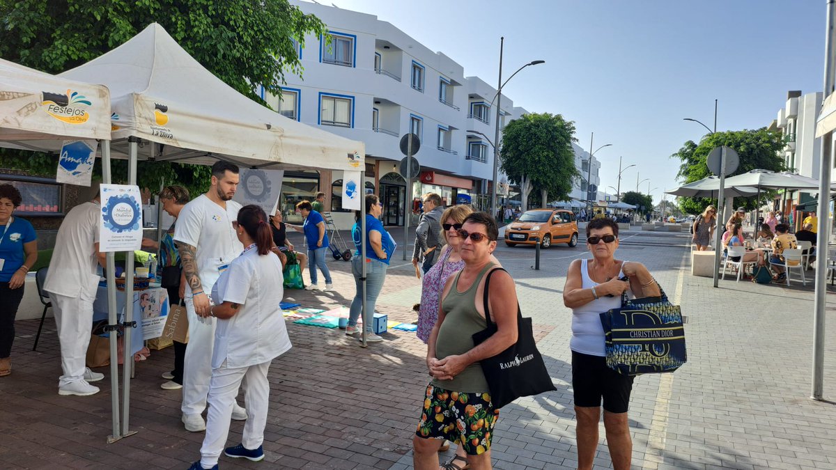 SanidadGobCan's tweet photo. #DiaMundialdelaDiabetes

📸Enfermeras del Área de Salud de Fuerteventura instalaron esta mañana en Corralejo mesas informativas sobre pie diabético y alimentación saludable

📌Además, se hicieron pruebas de glucemia para concienciar a la población sobre riesgos de la #diabetes https://t.co/JvWGEgsB0m