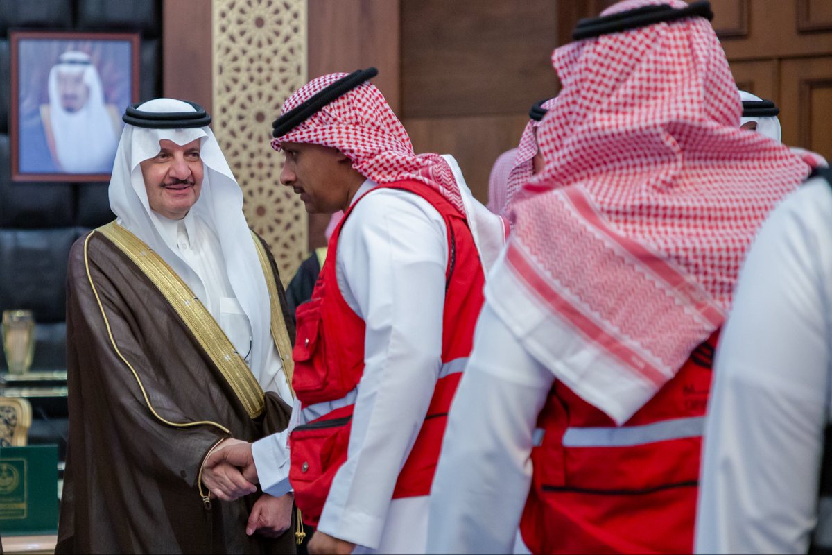واختتم سموه كلمته بتقديم الشكر للمتطوعين ، داعيا أفراد المجتمع لمساعدتهم على أداء دورهم خلال عمليات الانقاذ وعدم اعاقتهم .