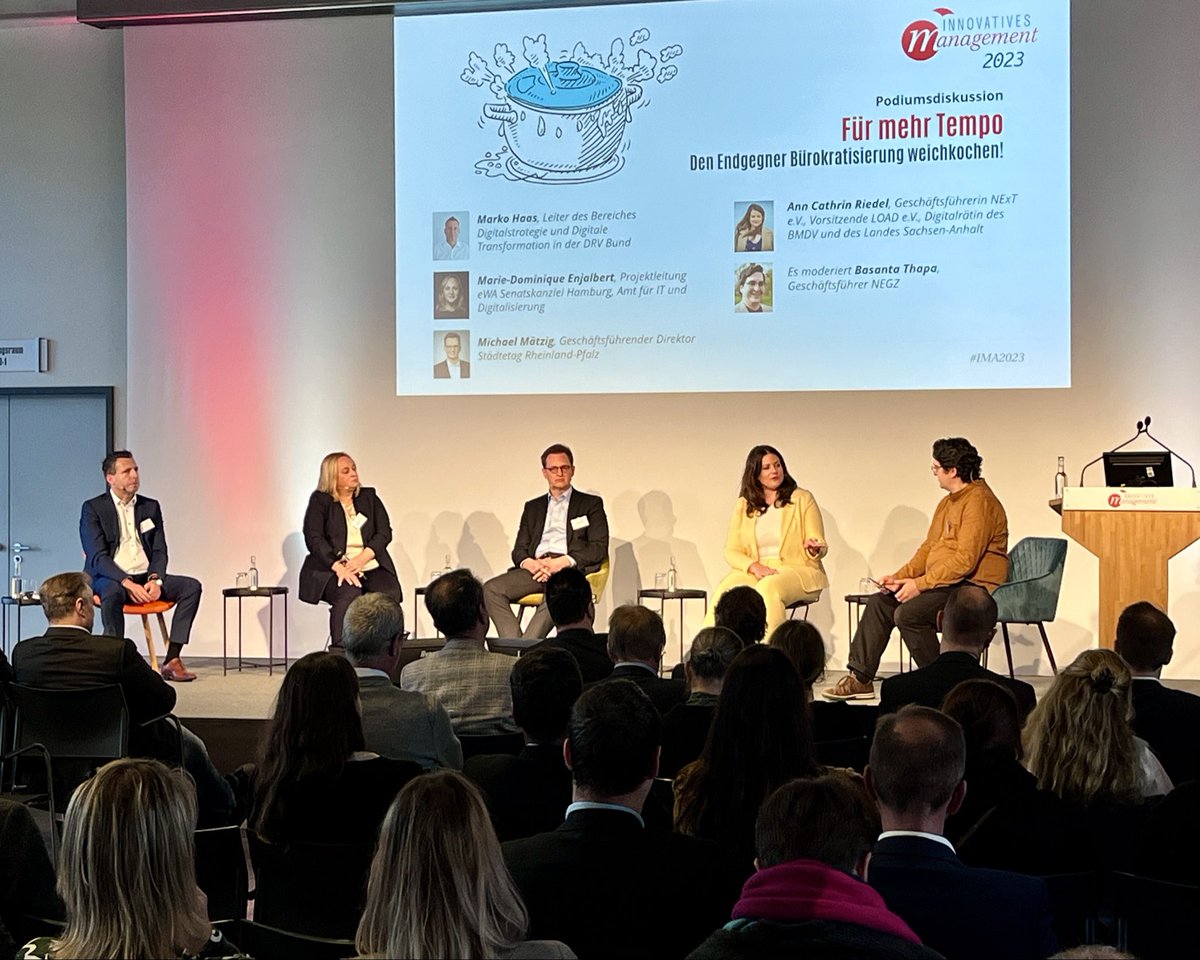 eGovernment tweet media