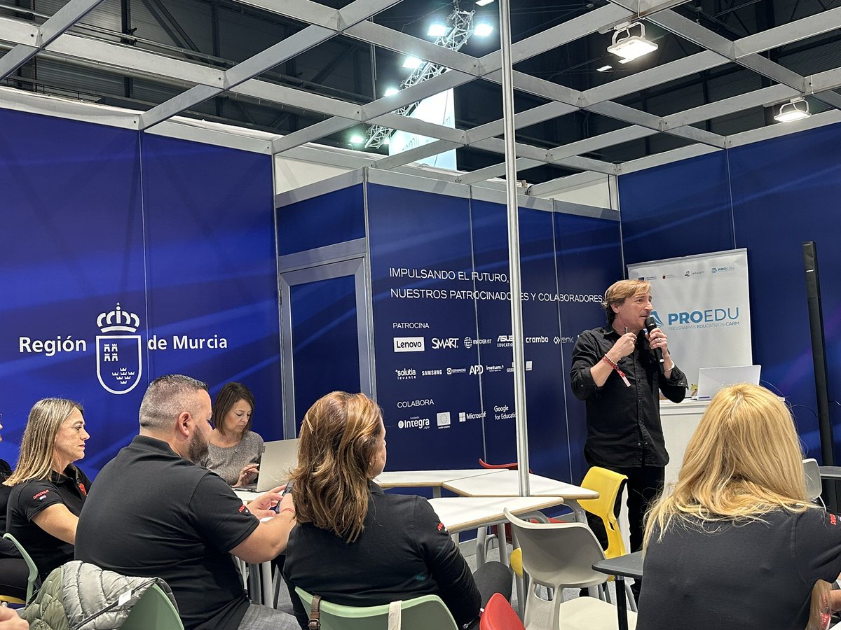 innovaedum's tweet photo. Nuestro compañero @tonigarias con su ponencia “Nuevas Tecnologías: de usuarios a creadores”
#innovaedum #simo https://t.co/KsAUVHUxM9