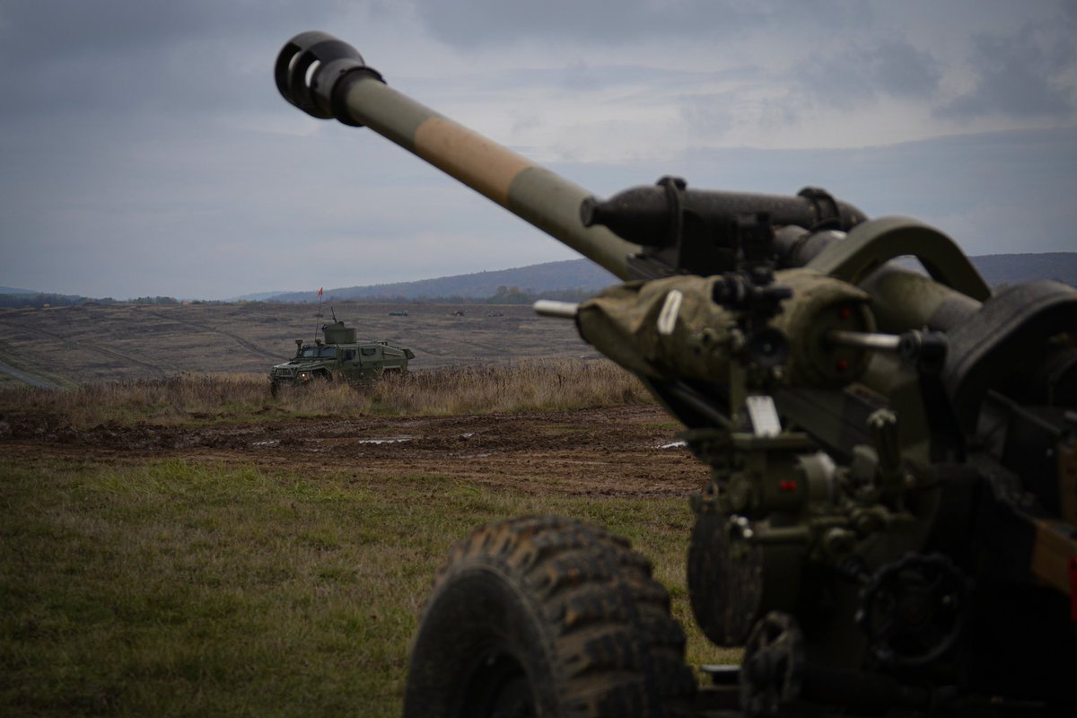Defensagob's tweet photo. La #BRILAT @EjercitoTierra se sumerge en intensas maniobras de la @NATO en #Eslovaquia 🇸🇰. La brigada pontevedresa lidera el ejercicio multinacional #StrongCohesion 23-II. Unos 700 efectivos de distintas naciones demuestran sus capacidades en un ejercicio táctico, incluyendo al contingente español y a miembros del @NATOBGSlovakia.