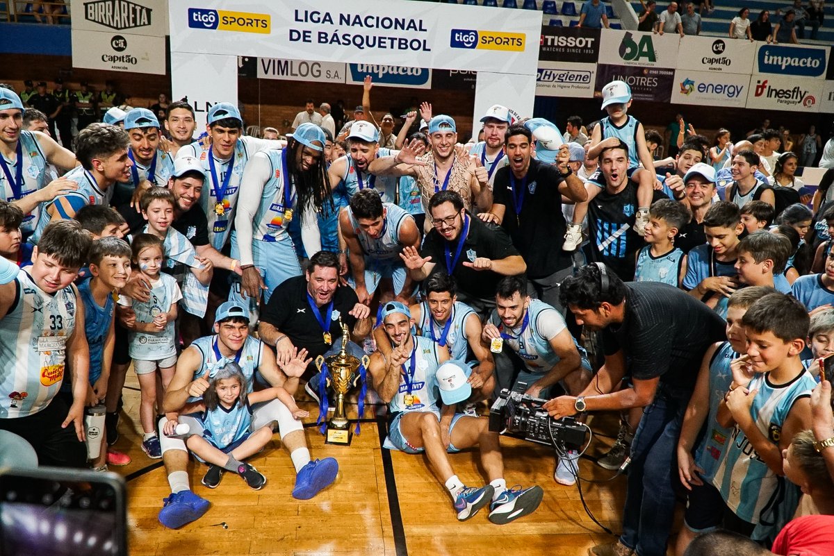 TigoSportsPY's tweet photo. 🩵 ¡CELESTE, SIEMPRE CELESTE! 🩵

🌟 Deportivo San José y una sana costumbre de los últimos años, levantar la copa que lo acredita como el mejor de todos.
✨ ¡Salud pueblo celeste, flamante campeón del Torneo Clausura de la Liga Nacional de Básquet 2023! ✨