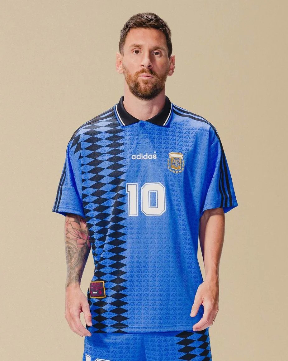 🇦🇷⚽ Retrocede en el tiempo con la camiseta visitante de #Argentina del Mundial 94'! Colores vibrantes, diseño legendario, y un espíritu inolvidable. Lleva la pasión de la albiceleste donde quiera que vayas. 🌟🏆 Consíguela ahora: [URL corta] #MundialRetro #FutbolVintage