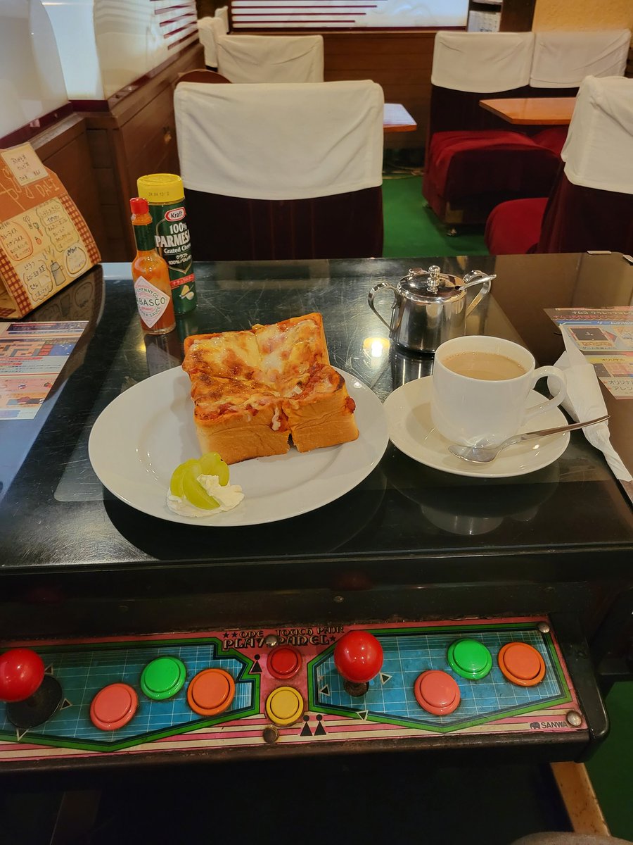 botibotiyukoka's tweet photo. 埼玉県民の日🥰
品川駅前の喫茶店、カフェダリさんへ行って来ました!
広い店内に素敵な絵も飾られてて、とても落ち着く空間でした💗
ちょうど空いていたので懐かしいゲームテーブル席へ🕹
ピザトーストとカフェオレのセットをいただきました。どちらも美味でした🎶 また行きたい!
#cafeDALI https://t.co/mKHJPwuF3j