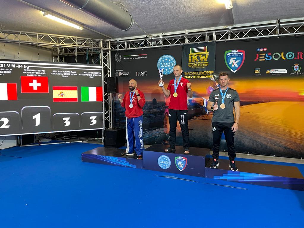 interiorgob's tweet photo. #Orgullosos de nuestra @policia, que alcanza la élite mundial del #kickboxing

El agente Raúl Sánchez Porras ha vuelto de la World Cup Italian Kickboxing con dos medallas de bronce en

🥉 Veteranos -84 kg lightcontact
🥉 Veteranos-84 kg kicklight 

¡Enhorabuena!  👏👏 https://t.co/PnU2hbf5Tv