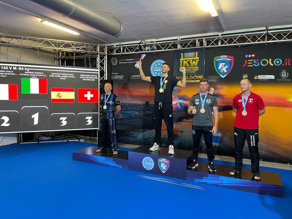 interiorgob's tweet photo. #Orgullosos de nuestra @policia, que alcanza la élite mundial del #kickboxing

El agente Raúl Sánchez Porras ha vuelto de la World Cup Italian Kickboxing con dos medallas de bronce en

🥉 Veteranos -84 kg lightcontact
🥉 Veteranos-84 kg kicklight 

¡Enhorabuena!  👏👏 https://t.co/PnU2hbf5Tv