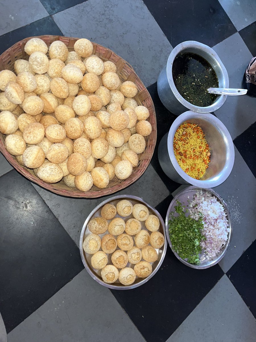 VijayUllagaddi's tweet photo. When I say : ನಾಳೆ ನಾನು ಬೆಂಗಳೂರಗೆ ಹೋಗ್ತೀನಿ

kitchen scenes: https://t.co/nROHPwhLlv