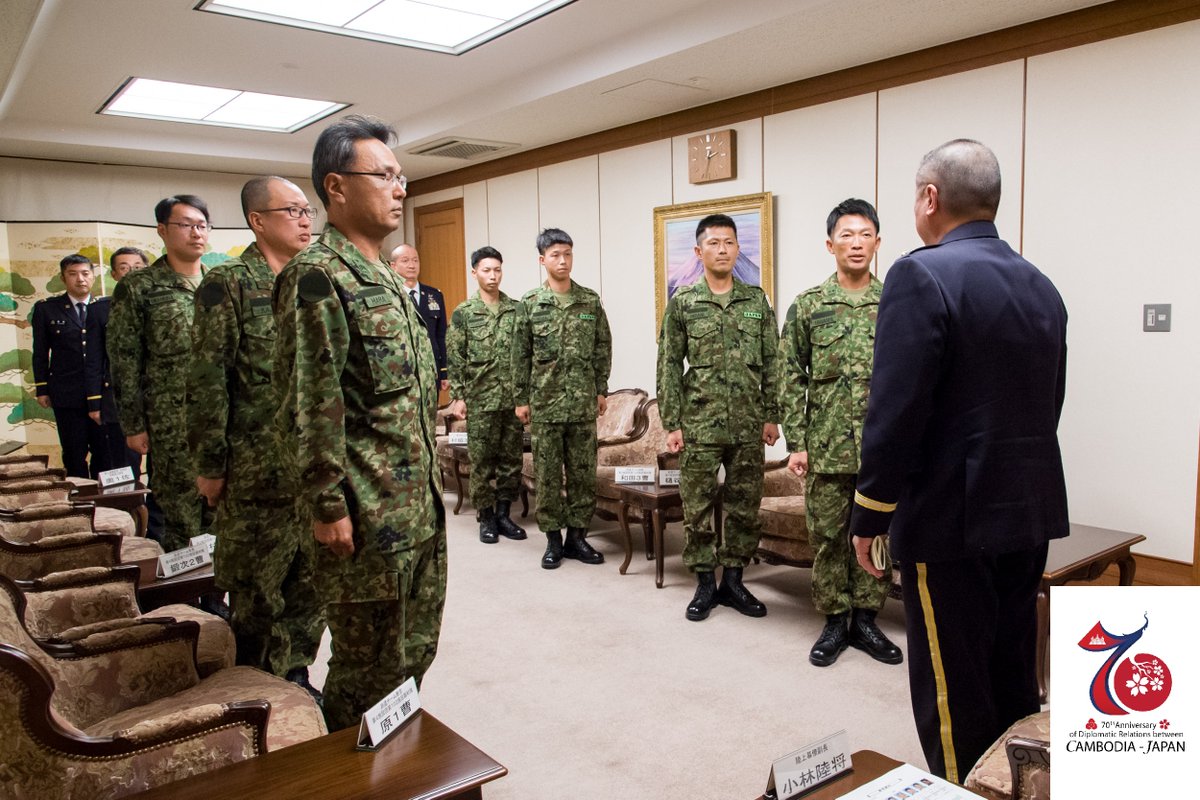 JGSDF_pr's tweet photo. 🇯🇵🇰🇭 #中部方面隊 の隊員７名は、１１月１４日、 #カンボジア 王国におけるＰＫＯ施設分野の #能力構築支援 参加のため、小林陸上幕僚副長に出国報告を行いました。派遣隊員は約６週間にわたり、カンボジア王国軍に対してグレーダー操作に関する教育を行う予定です。#外交関係樹立70周年 https://t.co/eSkoWuJbME
