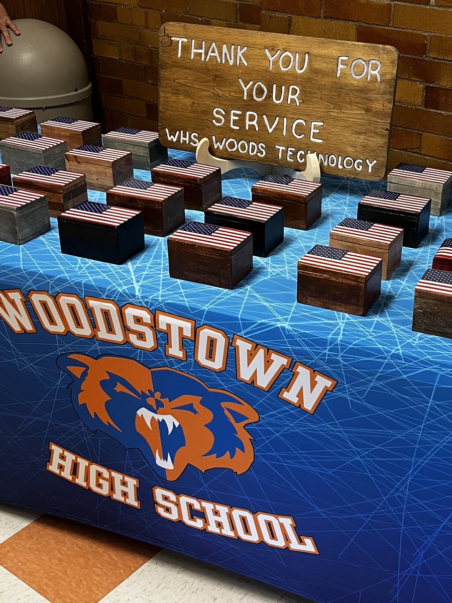 “For the veteran, thank you for bravely doing what you’re called to do so we can safely do what we’re free to do.” <a href="/WoodstownHigh/">WoodstownHigh</a> kind and grateful gesture for our community members who served our country #Veterans_Day