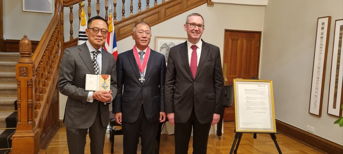 Colin Crooks | 콜린 크룩스 (@colincrooks1) on Twitter photo A huge pleasure and privilege to present the insignia of the CBE to Mr Chung Euisun, Executive Chairman of Hyundai Motors  Group <a href="/HMGnewsroom/">Hyundai Motor Group</a>, this evening for services to the arts, jobs and investment in the UK 🇬🇧, and Zero Emissions Vehicles globally. <a href="/Tate/">Tate</a> <a href="/UKinKorea/">UK in Korea🇬🇧🇰🇷</a> A huge pleasure and privilege to present the insignia of the CBE to Mr Chung Euisun, Executive Chairman of Hyundai Motors  Group <a href="/HMGnewsroom/">Hyundai Motor Group</a>, this evening for services to the arts, jobs and investment in the UK 🇬🇧, and Zero Emissions Vehicles globally. <a href="/Tate/">Tate</a> <a href="/UKinKorea/">UK in Korea🇬🇧🇰🇷</a>