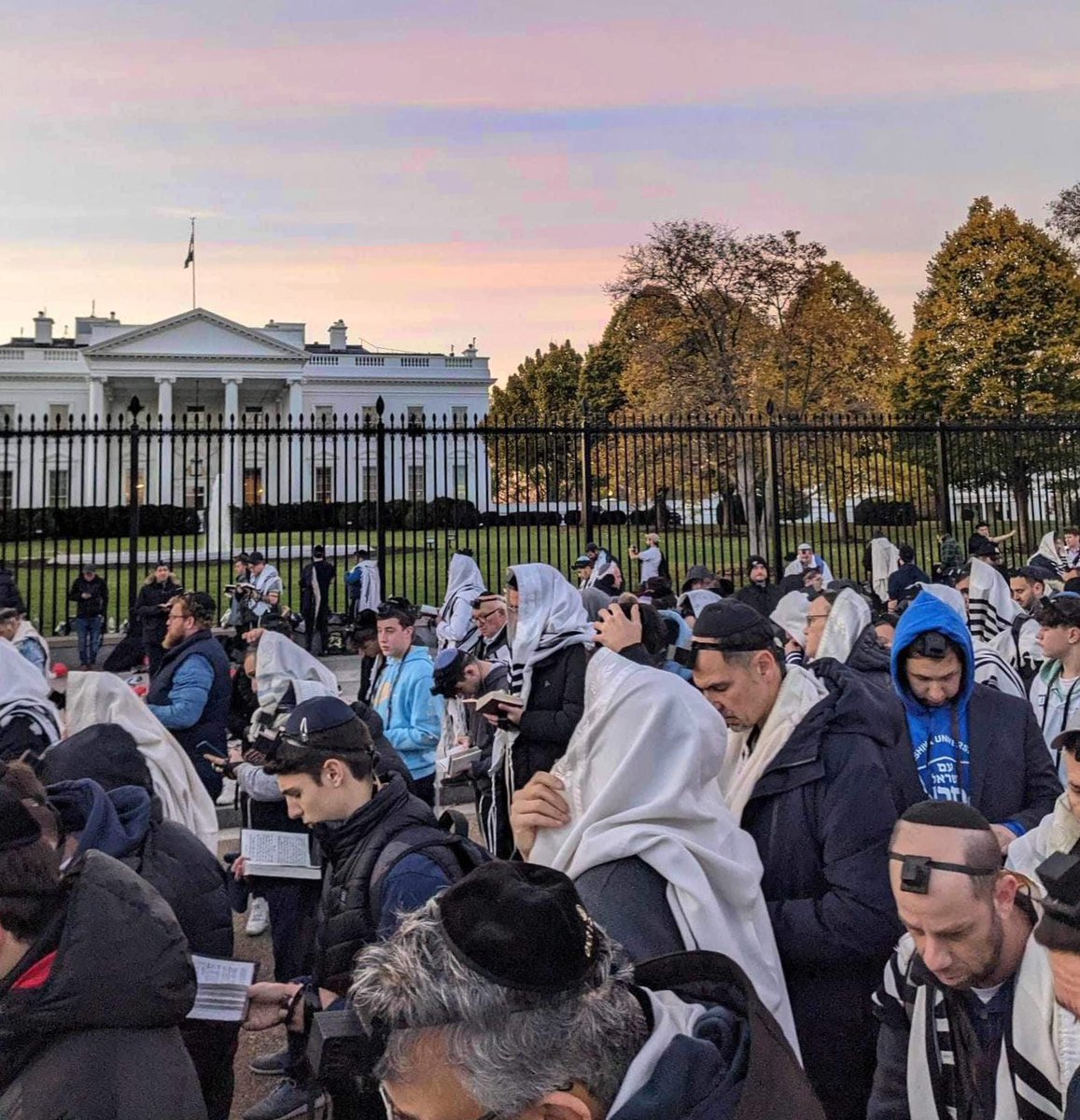 It begins. Thousands of Jews show up in Washington DC for the march, but first? A collective meeting with the CEO. They pray to their Creator. Not too difficult to spot the difference between pro Israel marches and Pro Palestinian marches.
