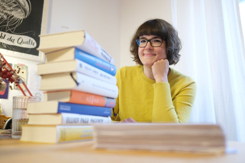 "Was macht eigentlich eine Literaturübersetzerin?" Das verrät Lisa Kögeböhn dem Hamburger Abendblatt. Sie hat den Studiengang Literaturübersetzen in Düsseldorf absolviert. "Ich übersetze im Durchschnitt fünf Seiten am Tag, drei bis vier Bücher im Jahr." abendblatt.de/wirtschaft/kar…