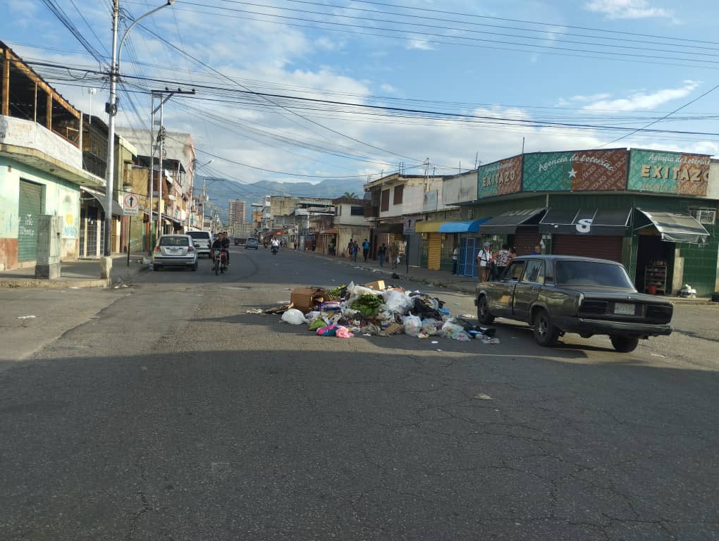 CarmenPecorelli's tweet photo. Así amaneció 23 de enero en #Maracay hoy #14nov 
Así nos informan sus vecinos , piden solución al problema de la basura. https://t.co/qf5rhVaaqV