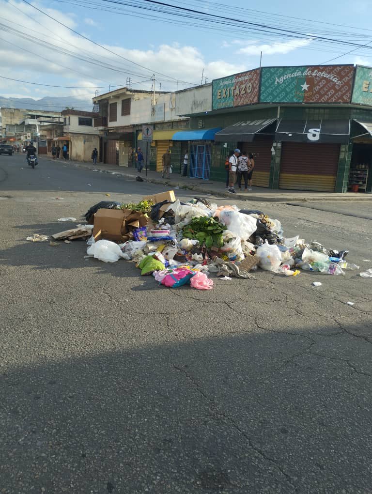CarmenPecorelli's tweet photo. Así amaneció 23 de enero en #Maracay hoy #14nov 
Así nos informan sus vecinos , piden solución al problema de la basura. https://t.co/qf5rhVaaqV