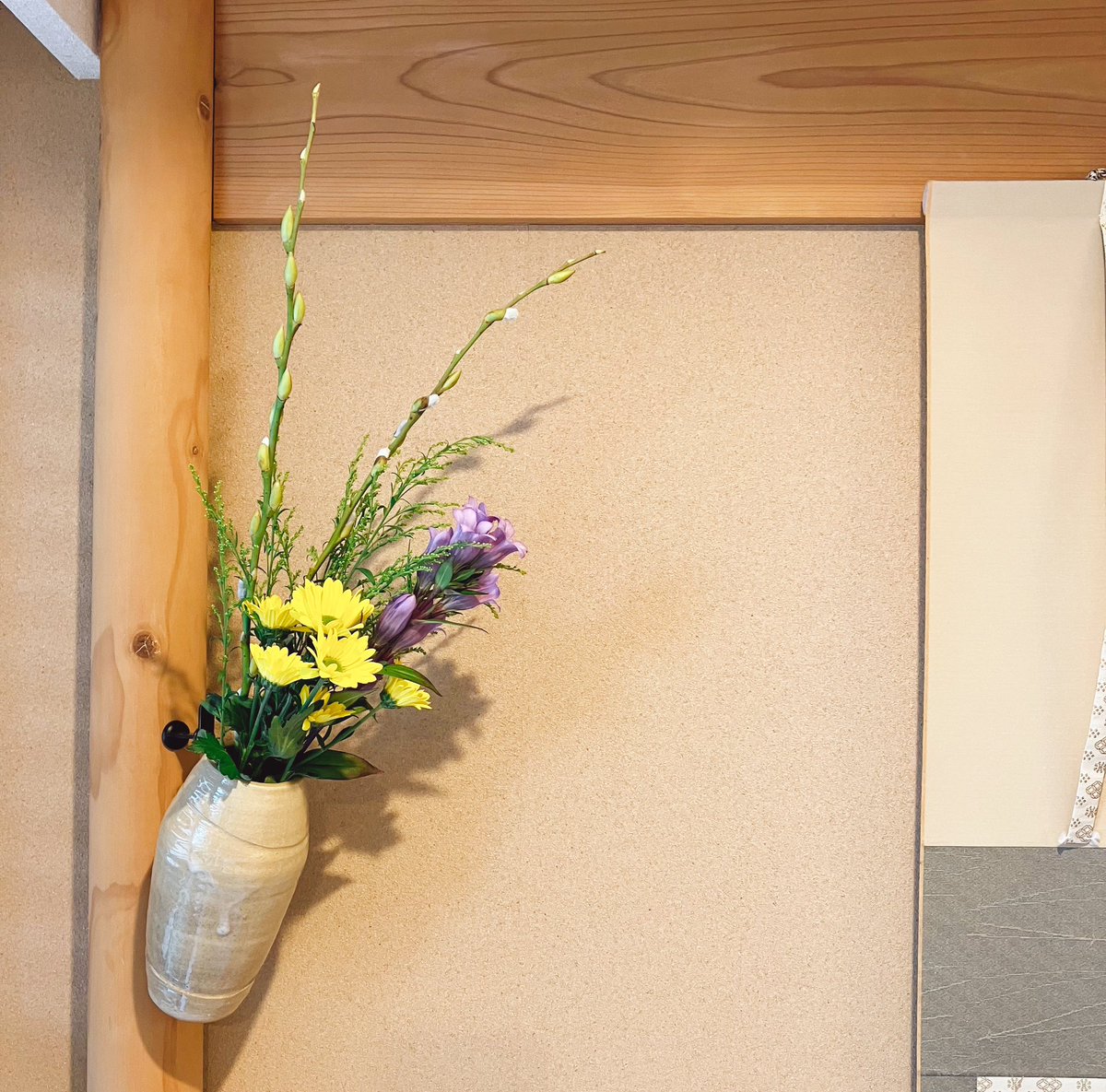g_leaf5663's tweet photo. 今日は #花所望 のお稽古。
花所望は久しぶりのKさん、花所望は初めてのSさん、秋のお花を持ち寄りそれぞれに創意工夫をして取り組みました。
そしてまた今回も和気藹々、笑顔のたえないお稽古となりました。

#鯉口花入  #萩焼花入 #眞清水福山 #田原陶兵衛 #茶道教室 #文京区 #表千家 #初心者向け https://t.co/zZ99iYFhf8