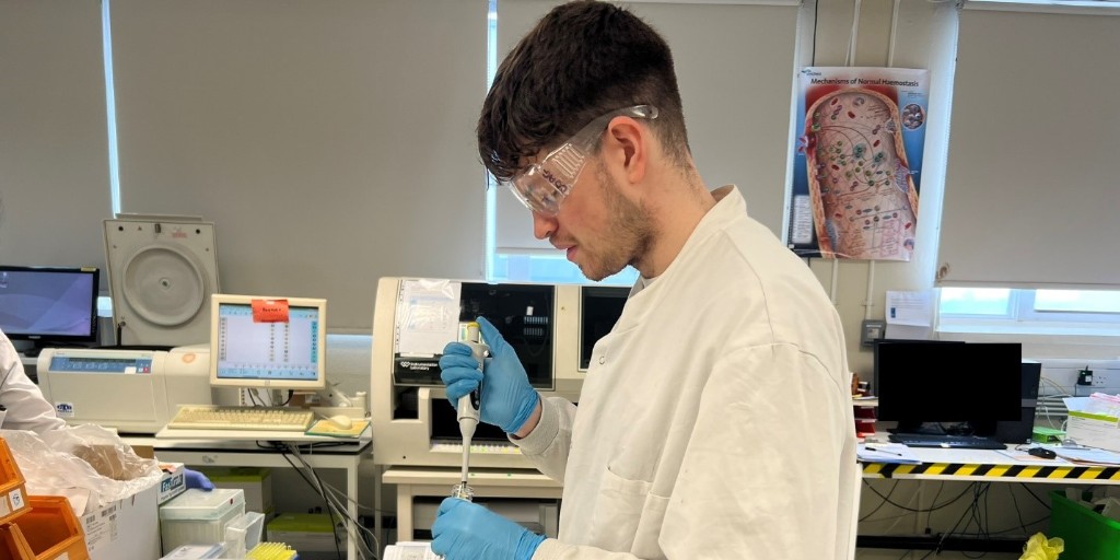 IBMS spoke to Joe Scully about how his experience of going on a Harvey's Gang lab tour influenced his decision to become a Biomedical Scientist ibms.org/resources/news…