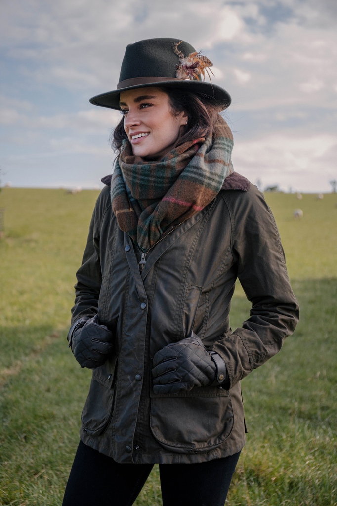 Introducing our Wax Gloves🧤. Available in both male and female styles, made from wax cotton and 100% leather. These gloves are water resistant and incredibly warm, a must have this winter. 

#hicksandbrown