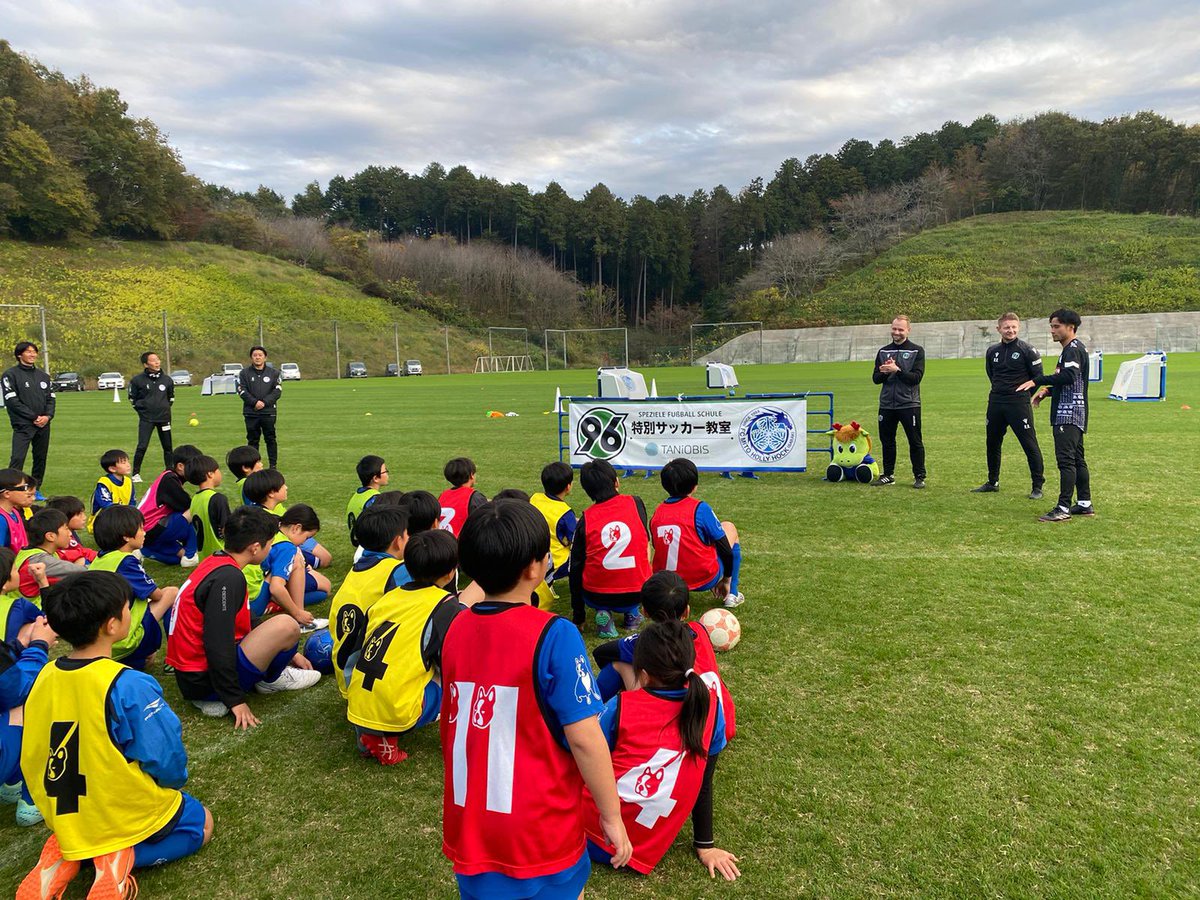 96Akademie's tweet photo. Konnichiwa!
Internationale Begegnung zwischen Arne #Kübek, Roland #Rasch und den Teilnehmern der Fußballcamps bei @hollyhock_staff während unterer 🇯🇵-Reise! 🎉
#96Akademie #H96 #NiemalsAllein
⚫️⚪️💚 https://t.co/YLW8TSkUq5