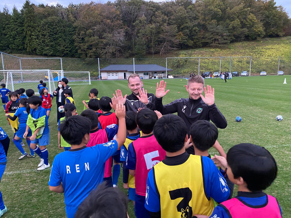 96Akademie's tweet photo. Konnichiwa!
Internationale Begegnung zwischen Arne #Kübek, Roland #Rasch und den Teilnehmern der Fußballcamps bei @hollyhock_staff während unterer 🇯🇵-Reise! 🎉
#96Akademie #H96 #NiemalsAllein
⚫️⚪️💚 https://t.co/YLW8TSkUq5