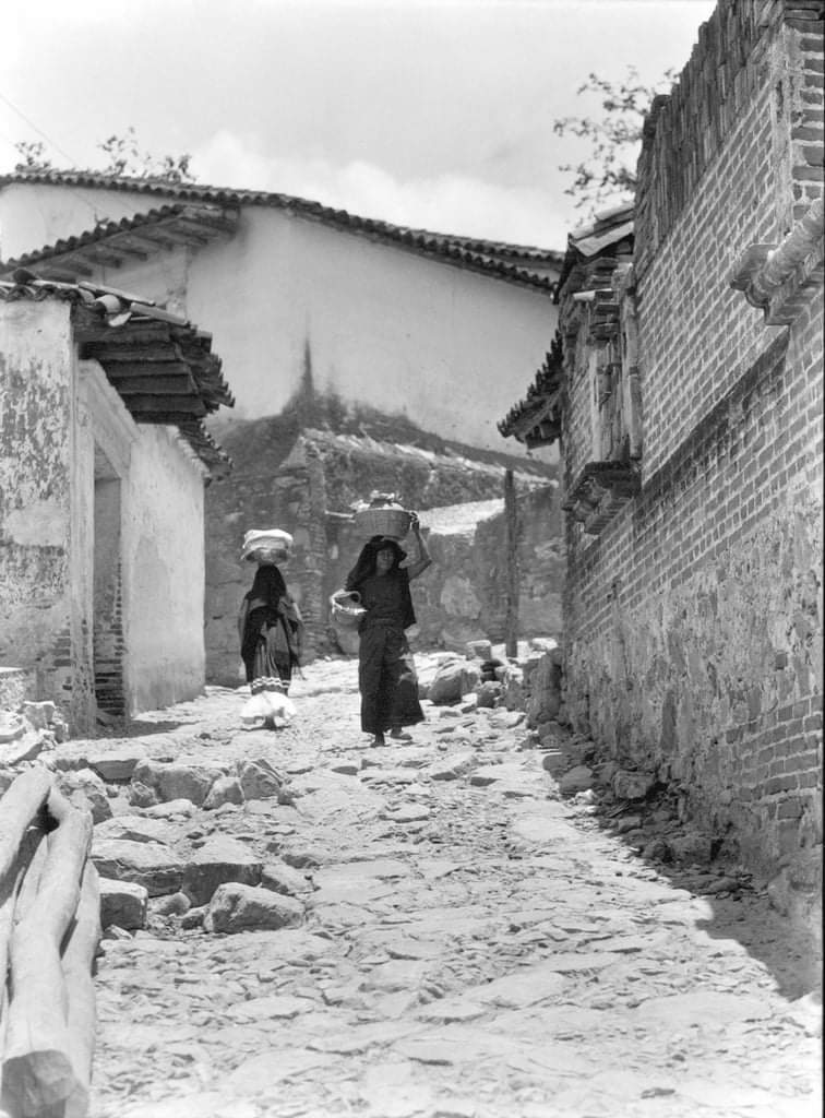 Dos mujeres en su vida diaria.

Oaxaca, O.

1929.
#MéxicoTierraSagrada