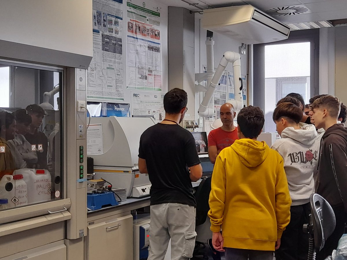 IREC_Energia's tweet photo. 👉Avui hem tingut una visita d'alumnes de 1r batxillerat de l’Institut Icària @IREC_Energia per poder resoldre un repte RCA del seu institut sobre quant CO2 deixarien d’emetre a l’atmosfera si instal·len panells fotovoltaics
#IRECoutreach #IRECprojects #SomCERCA @icerca https://t.co/4OUsWnlmk4