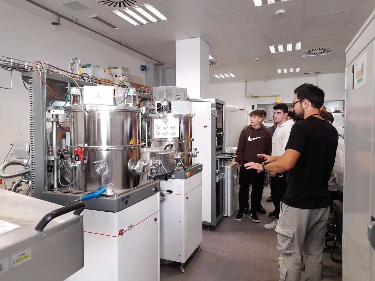 IREC_Energia's tweet photo. 👉Avui hem tingut una visita d'alumnes de 1r batxillerat de l’Institut Icària @IREC_Energia per poder resoldre un repte RCA del seu institut sobre quant CO2 deixarien d’emetre a l’atmosfera si instal·len panells fotovoltaics
#IRECoutreach #IRECprojects #SomCERCA @icerca https://t.co/4OUsWnlmk4