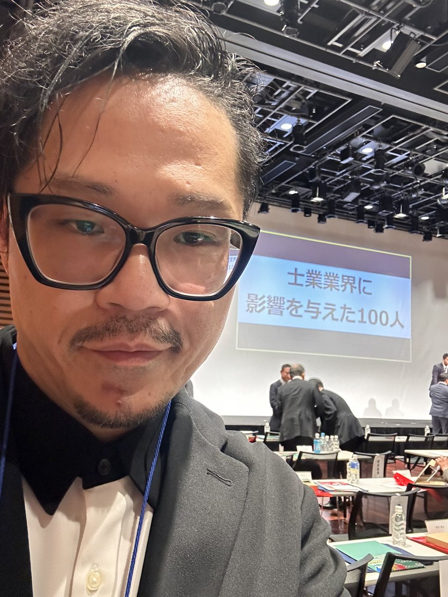 keigosasa's tweet photo. 士業業界に影響を与えた100人に選ばれ、先ほど受賞式に参加させていただきました。
30年を振り返っての100人とのことで、レジェンドの方々ばかりで、ほんま身に余りすぎる光栄なことで、僕は今後何をさせていただければ良いのか・・・
深く考えず、常に変化を楽しんでいこうと思います！
ありがとうございました！！

#士業業界に影響を与えた100人
#アックスコンサルティング