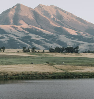 Spend a week, a weekend, or host an event here, as Sage Lodge accommodates those who relish wide open spaces, as well as those seeking an intimate rendezvous.