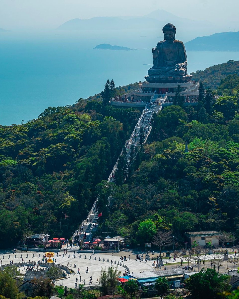 The majestic Big Buddha is one of the largest bronze-made sitting Buddhas in the world. From atop the Lantau Island, the statue overlooks the rolling hills and the glittering South China Sea 🌊.

📸Instagram @ takuya_hk

#cathaypacific #MoveBeyond