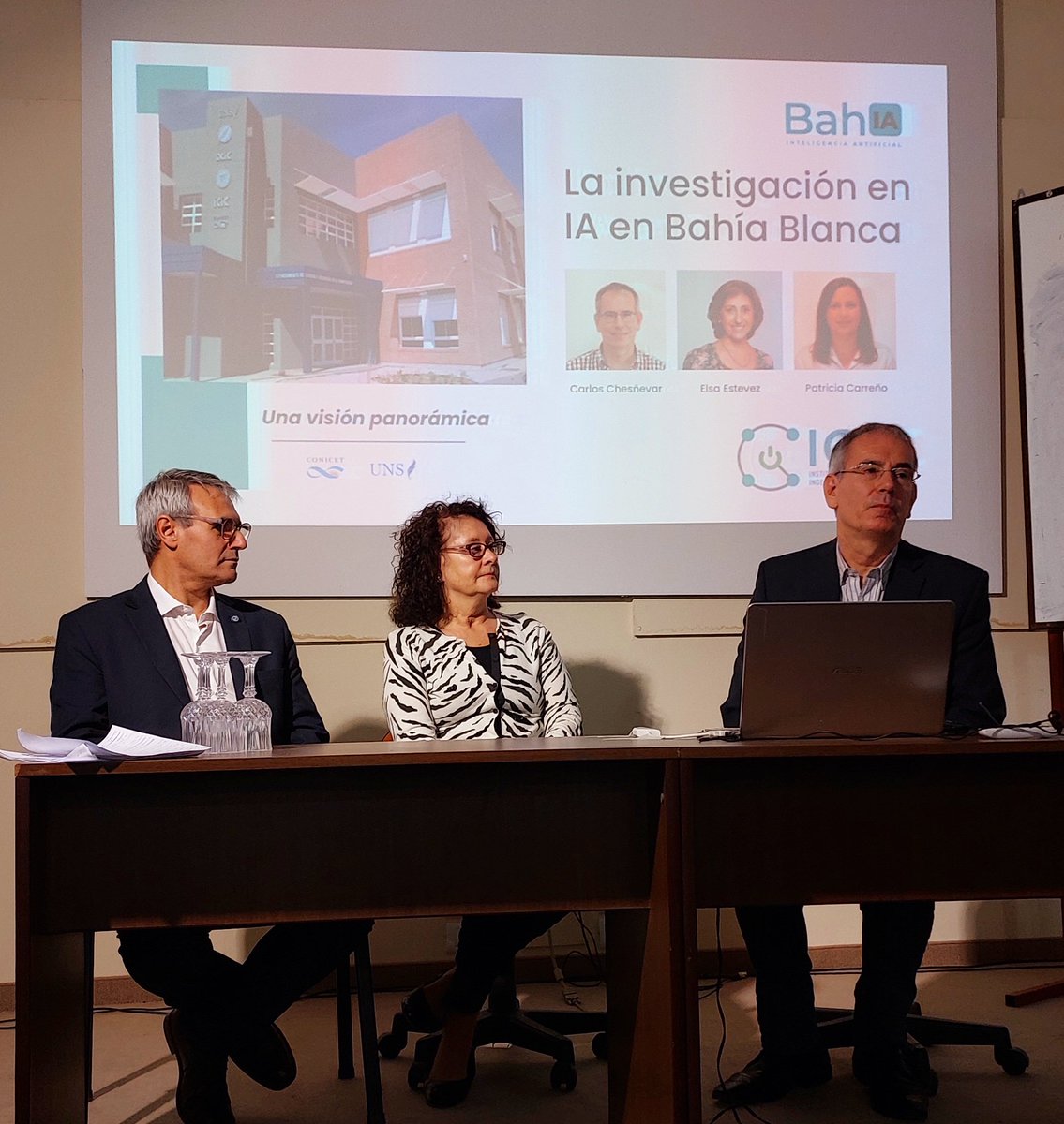Apertura del "BahIA Inteligencia Artificial" con palabras del director del ICIC <a href="/carloschesnevar/">Carlos Chesñevar</a>, de la directora del CCT Bahía Blanca Viviana Echenique y de <a href="/DanielVegaUNS/">Daniel A. Vega</a> Rector de <a href="/UNS_oficial/">Universidad Nacional del Sur</a>, en Casa Coleman. 
#CONICET #CienciaEnTuVida