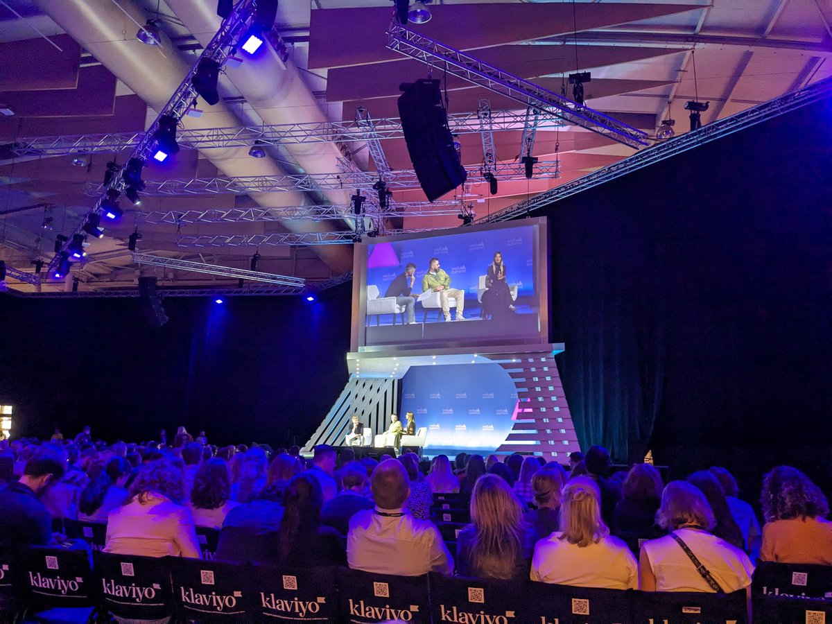 Glad to see qs on diverse teams from @dsavage_1984 as part of the diversity in performance marketing conversation.

Monique Lima (Mimo Live Sales) described how they "went out of [their] bubble" and built intentional hiring processes to attract diverse talent 👏

#WebSummit